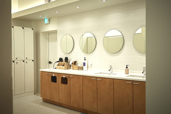 구월동파워밸런스요가원, 디자인모리 디자인모리 Baños de estilo moderno Madera maciza Multicolor