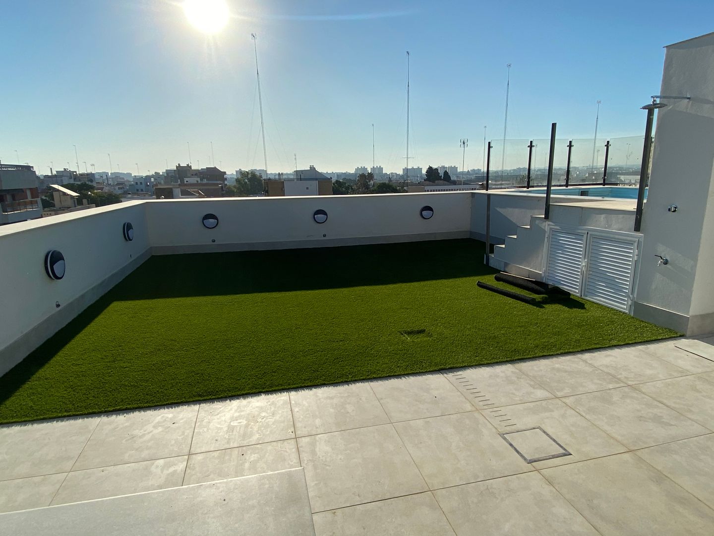 Solado y colocación de césped. Pramavic Construcciones y Reformas S.L. reforma, azotea, reformar, Sevilla, ventanas, terraza, piscina, cocina, escaleras, marco, ventanales, obra, construcción, suelo, suelos, laminado, solado, superficies, superficie, reforma integral, montaje, baño, vestidor, vestidores, lavabo, alicatar, sanitarios, citara, cristal, pelda´ños,