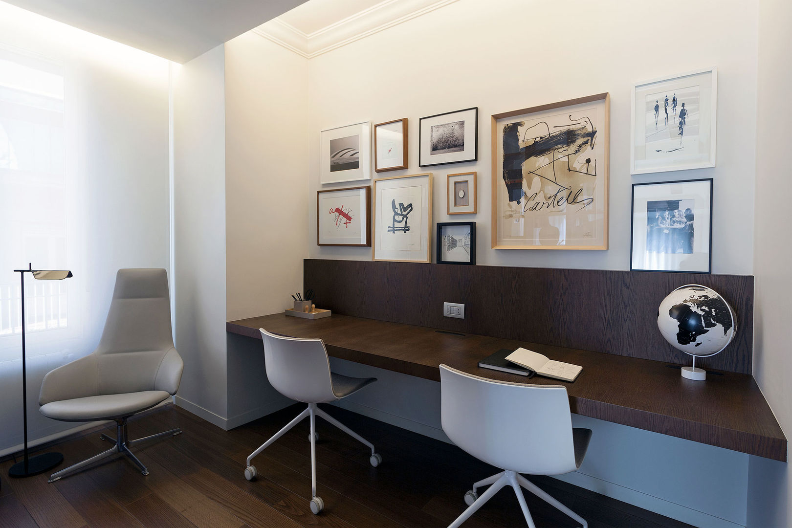 Estudio con generosa mesa volado MANUEL GARCÍA ASOCIADOS Oficinas de estilo moderno