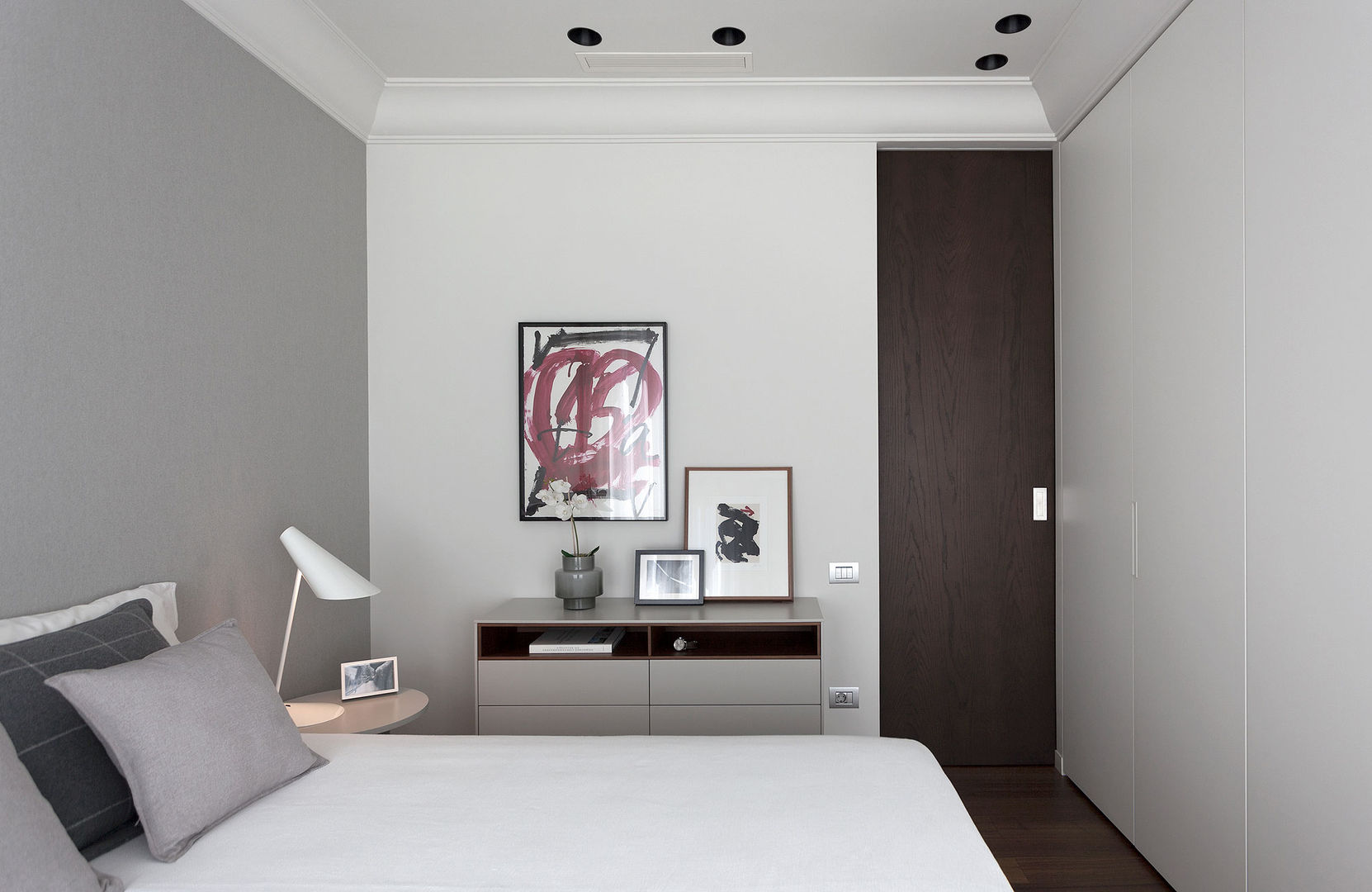 Dormitorio principal en tonos neutros decorado con arte MANUEL GARCÍA ASOCIADOS Dormitorios de estilo moderno