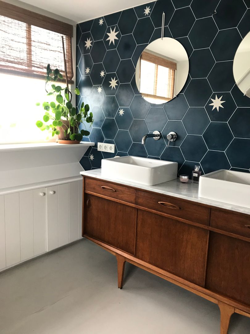 We mixed this Vintage cabinet with a funky tile Mabella Artisans Interior Design Mediterrane badkamers Tegels Blauw Tiles, vintage, cabinet design, bathroom, badkamer, tegels, blauw, kranen,