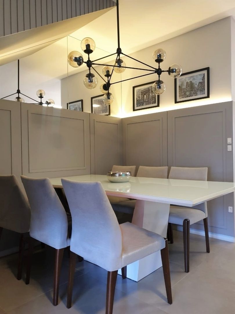 Sala de jantar Larissa Minatti Interiores Salas de jantar minimalistas Mesa vidro branco, mesa branca, cadeiras cinza, painel boiserie, painel lambri, espelho, pendente, pendente bella iluminação