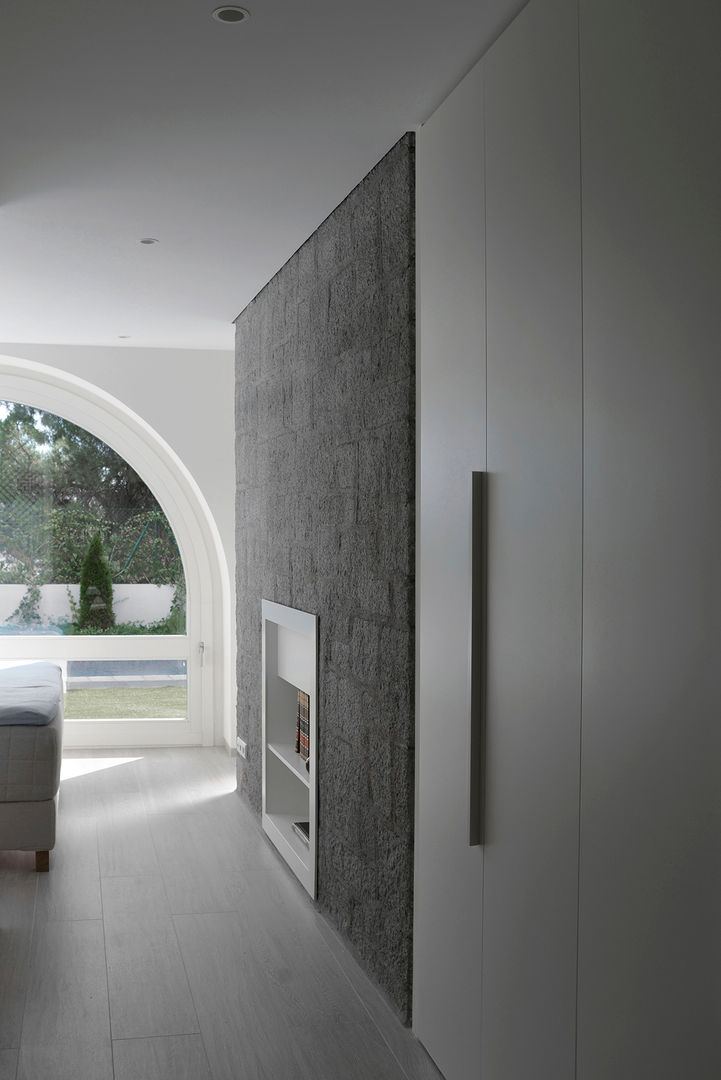 Dormitorio con muro de granito IMAGINEAN Dormitorios de estilo moderno Granito