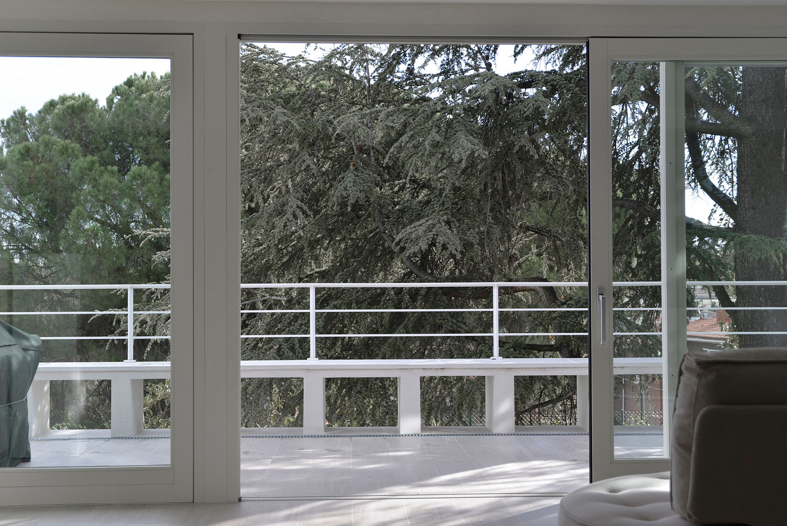 Villa Pasiva, IMAGINEAN IMAGINEAN Minimalist balcony, veranda & terrace Ceramic