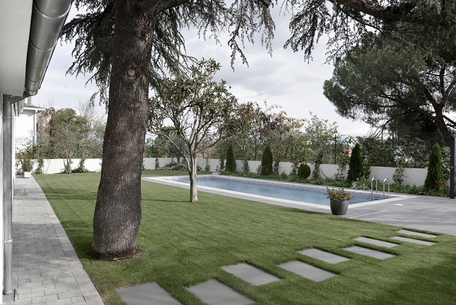 Jardín con piscina IMAGINEAN Jardines de estilo moderno Pizarra