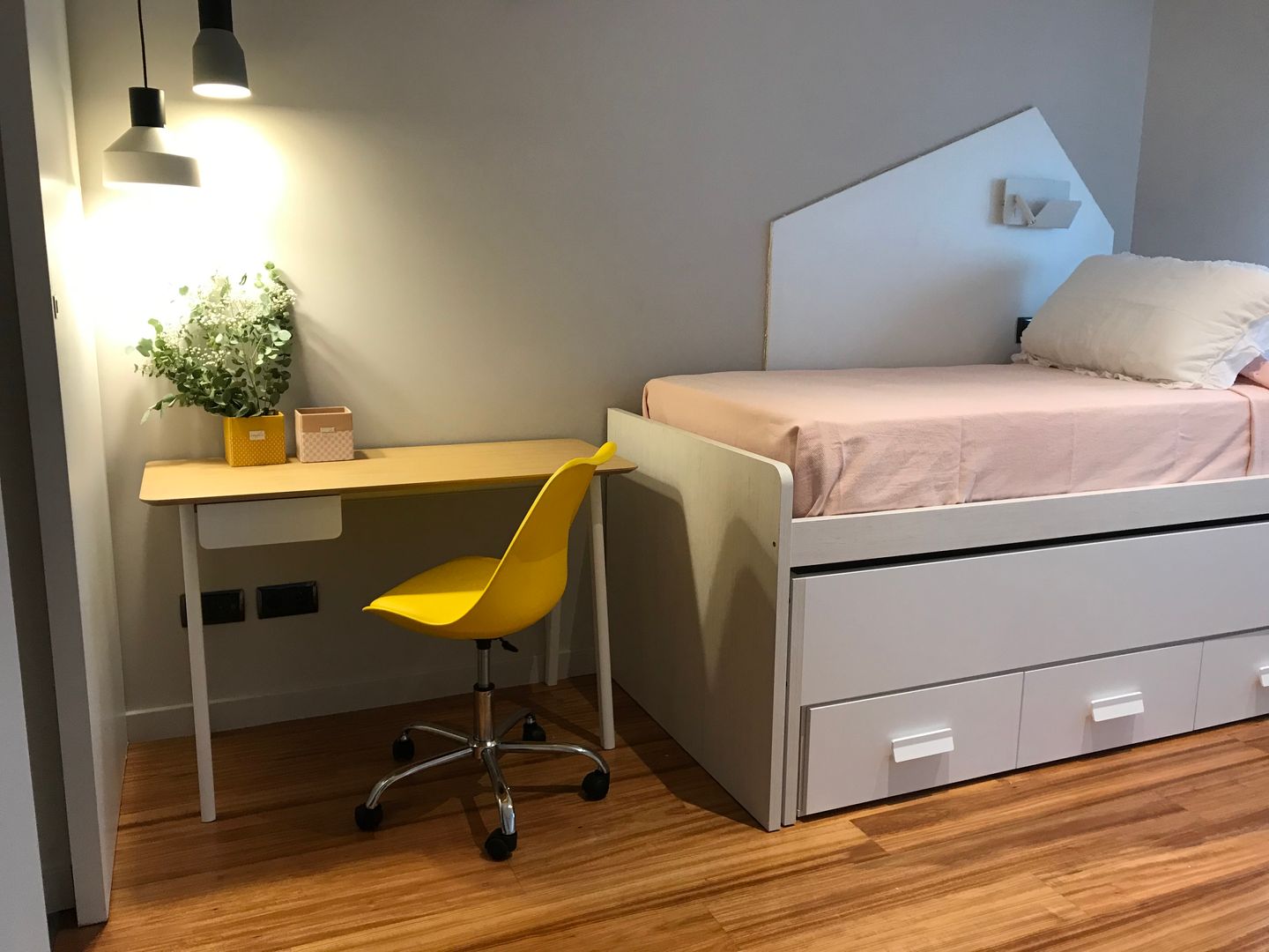 Dormitorio con cama compacta: la mejor opción A interiorismo by Maria Andes Cuarto para niñas