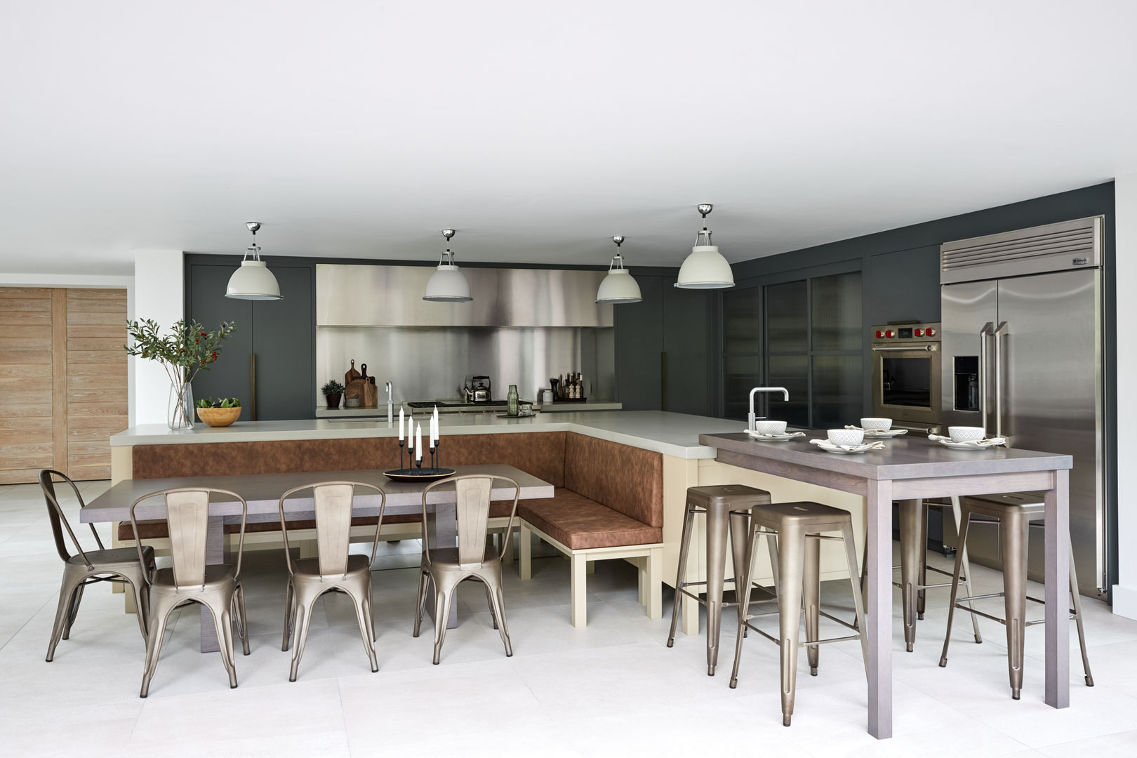 Two-Tone Harmony by Mowlem & Co, Mowlem&Co Mowlem&Co Built-in kitchens