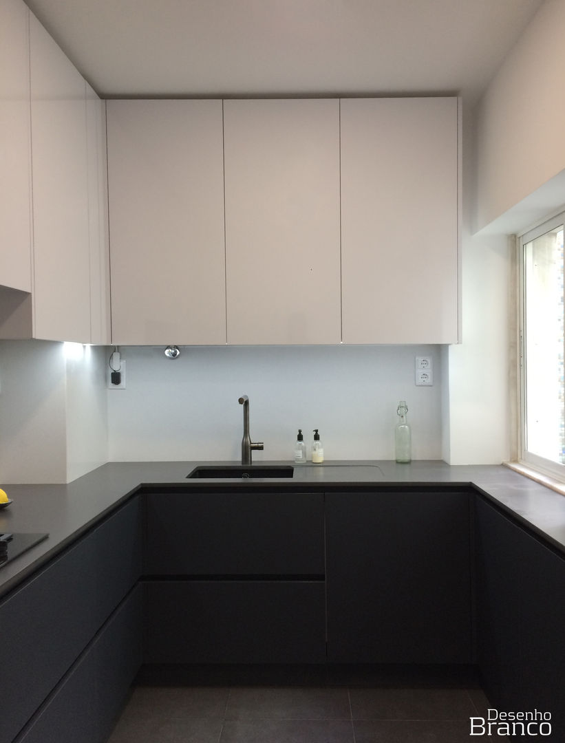 Projeto e Execução_Reabilitação Apartamento Av. Novas, Desenho Branco Desenho Branco Minimalist kitchen