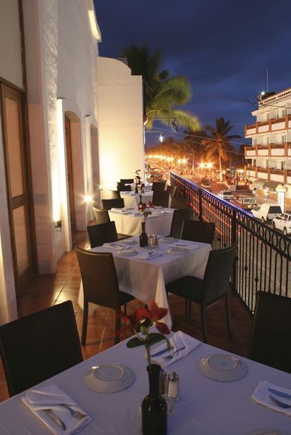 Vista desde la terraza al Malecón de Puerto Vallarta Arechiga y Asociados Balcones y terrazas asiáticos Cerámico