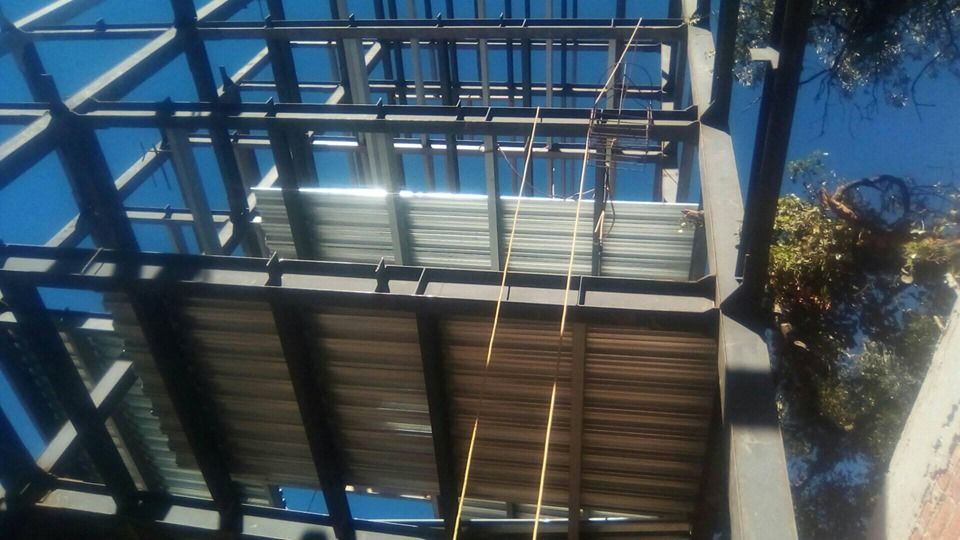 Edificios de Oficinas con Estructuras Metálicas. TM+2 ARQUITECTOS Escaleras Metal