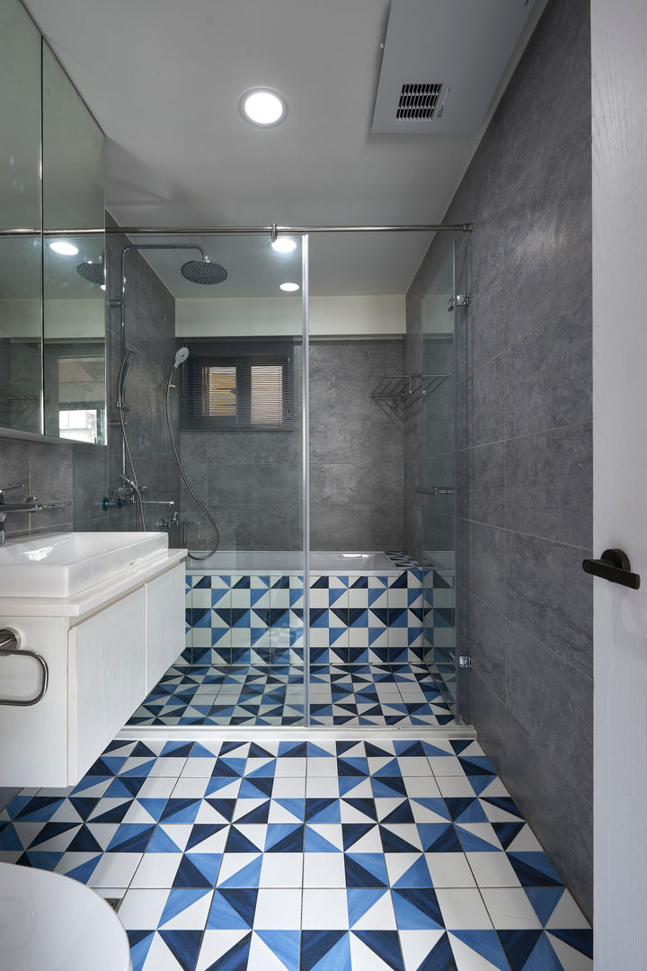 homify 現代浴室設計點子、靈感&圖片 磁磚 實木皮、人造石、系統櫃、進口義大利瓷磚、花磚、簡約、北歐、老屋翻新、衛浴