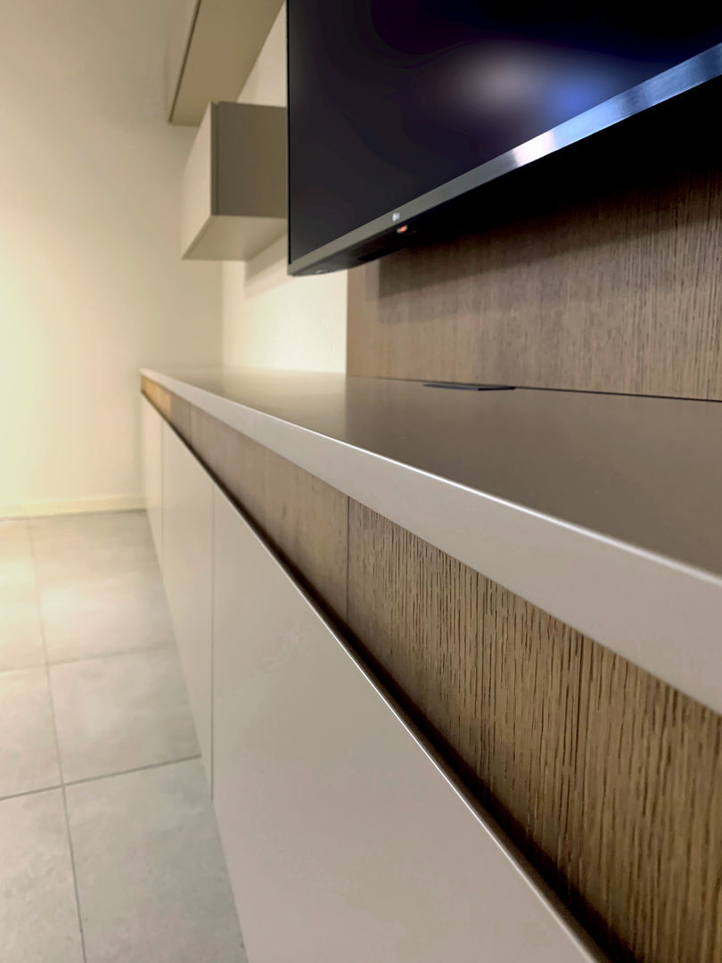 Mobile tv realizzato su progetto., Bergo Arredi Bergo Arredi Modern living room TV stands & cabinets