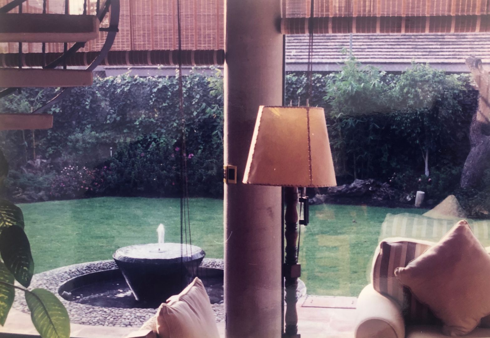 Detalle de Sala, con vidro templado, doble altura y vista a terraza, fuente y Járdin posterior Arechiga y Asociados Livings de estilo minimalista Vidrio