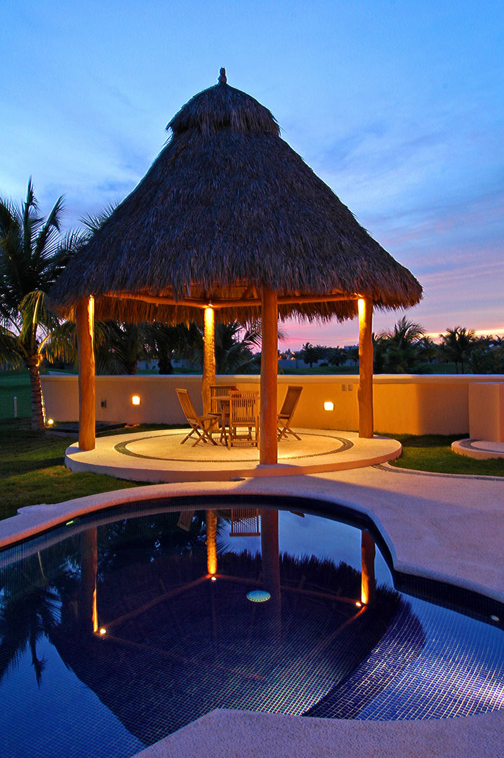 Alberca con Palapa y asador en el Jardin posterior de la propiedad Arechiga y Asociados Albercas de jardín Cerámico albercas, palapas, jardin, jardines, asadores, arquitectura de playa, casa en club de golf