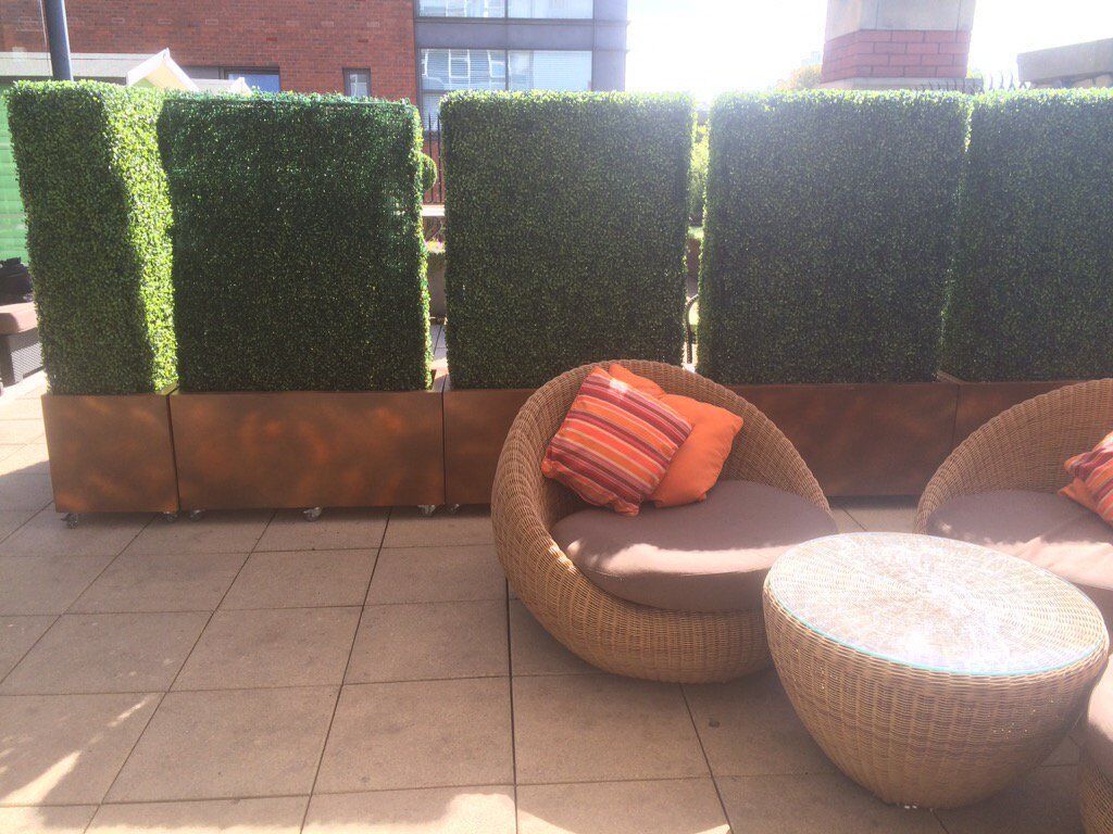 Boxwood Planters as Space Dividers Sunwing Industries Ltd مساحات تجارية الخشب البلاستيك المركب محلات تجارية