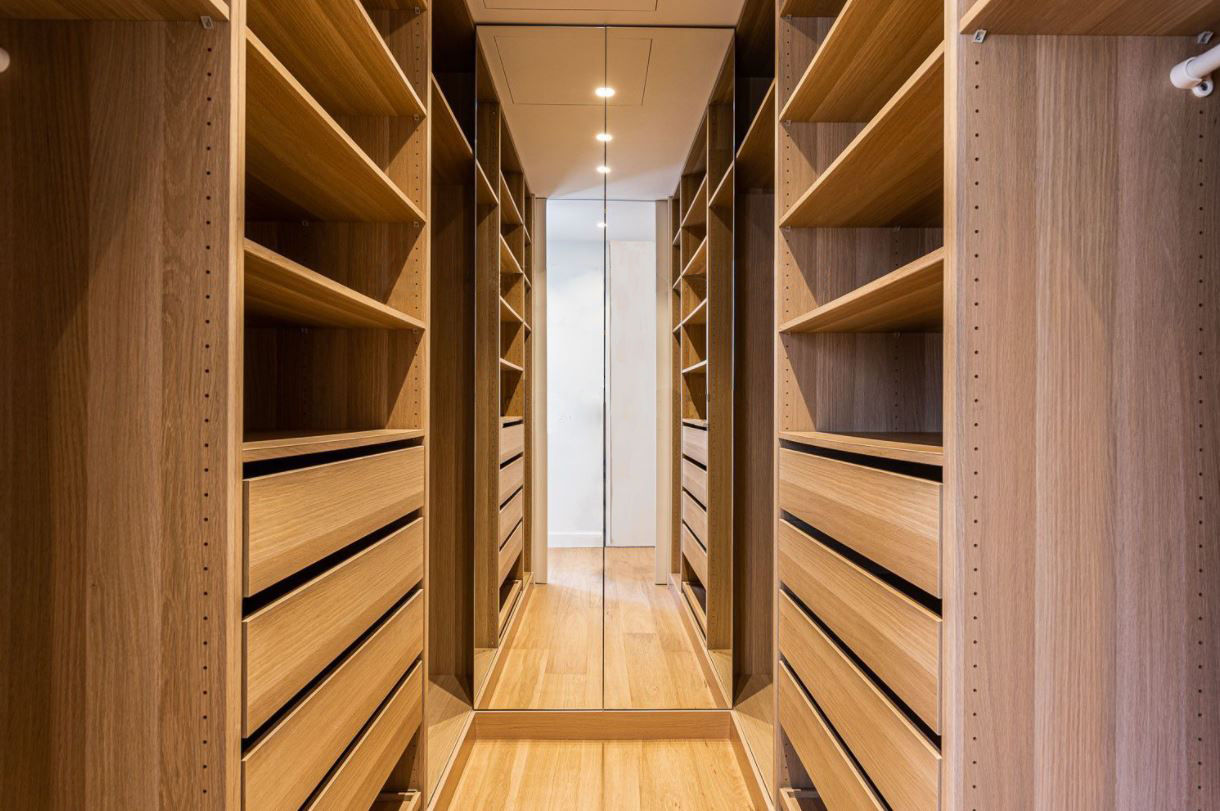 Apartamento T2 - Remodelação total, FORWARD Group FORWARD Group Modern dressing room Engineered Wood Transparent