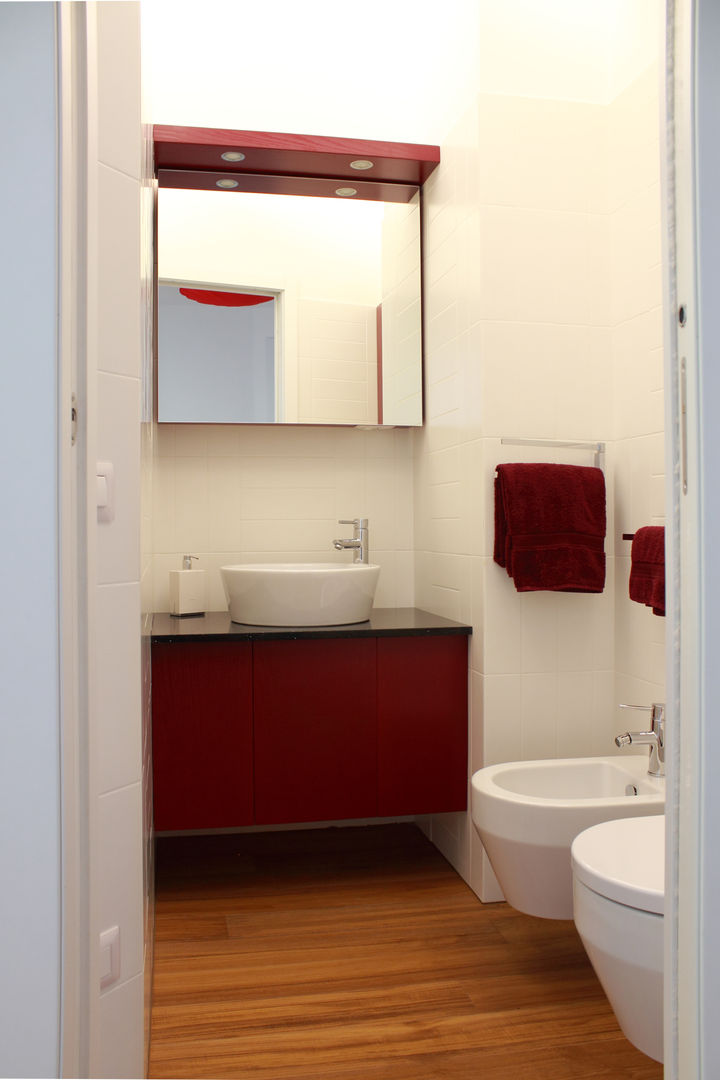 Un tocco di rosso| 80 mq, A Studio | Armando Tomasi + Alessandro Fasanella A Studio | Armando Tomasi + Alessandro Fasanella Modern style bathrooms