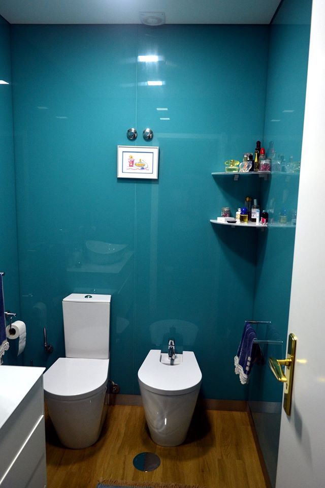 Paredes de WC revestidas a vidro azul Envinor Casas de banho modernas Vidro paredes wc, paredes casa de banho, casa de banho decoração, WC decor,Decoração