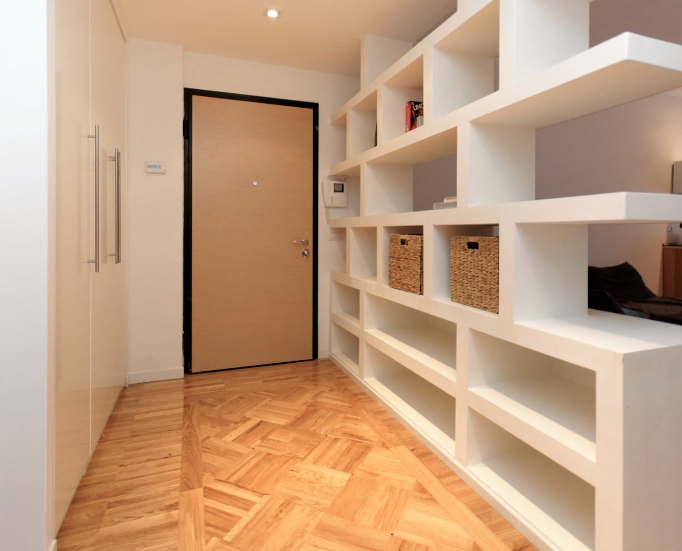 LOFT MILANESE: L'appartamento si sviluppa su due piani, ROBERTA DANISI architetto ROBERTA DANISI architetto Modern corridor, hallway & stairs لکڑی Wood effect