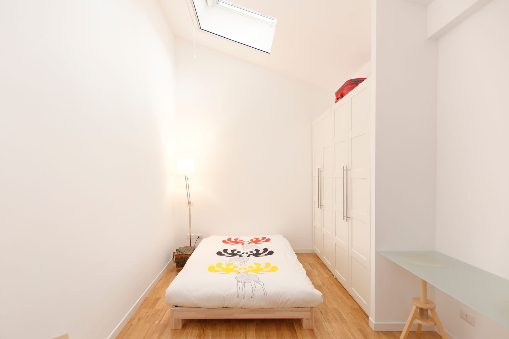 LOFT MILANESE: L'appartamento si sviluppa su due piani, ROBERTA DANISI architetto ROBERTA DANISI architetto Small bedroom Wood Wood effect