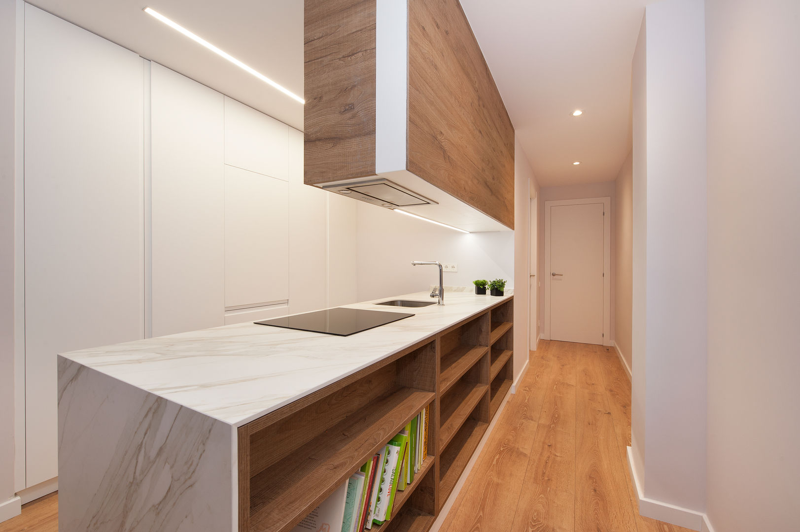Restaurar la Armonía y el Equilibrio con el Feng Shui en este Apartamento en Barcelona, Cristina Jové Cristina Jové Modern style kitchen Cabinets & shelves