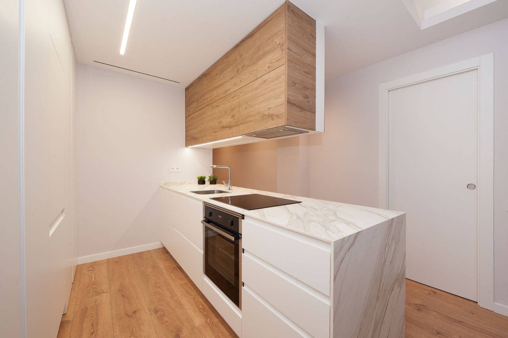 Restaurar la Armonía y el Equilibrio con el Feng Shui en este Apartamento en Barcelona, Cristina Jové Cristina Jové Small kitchens