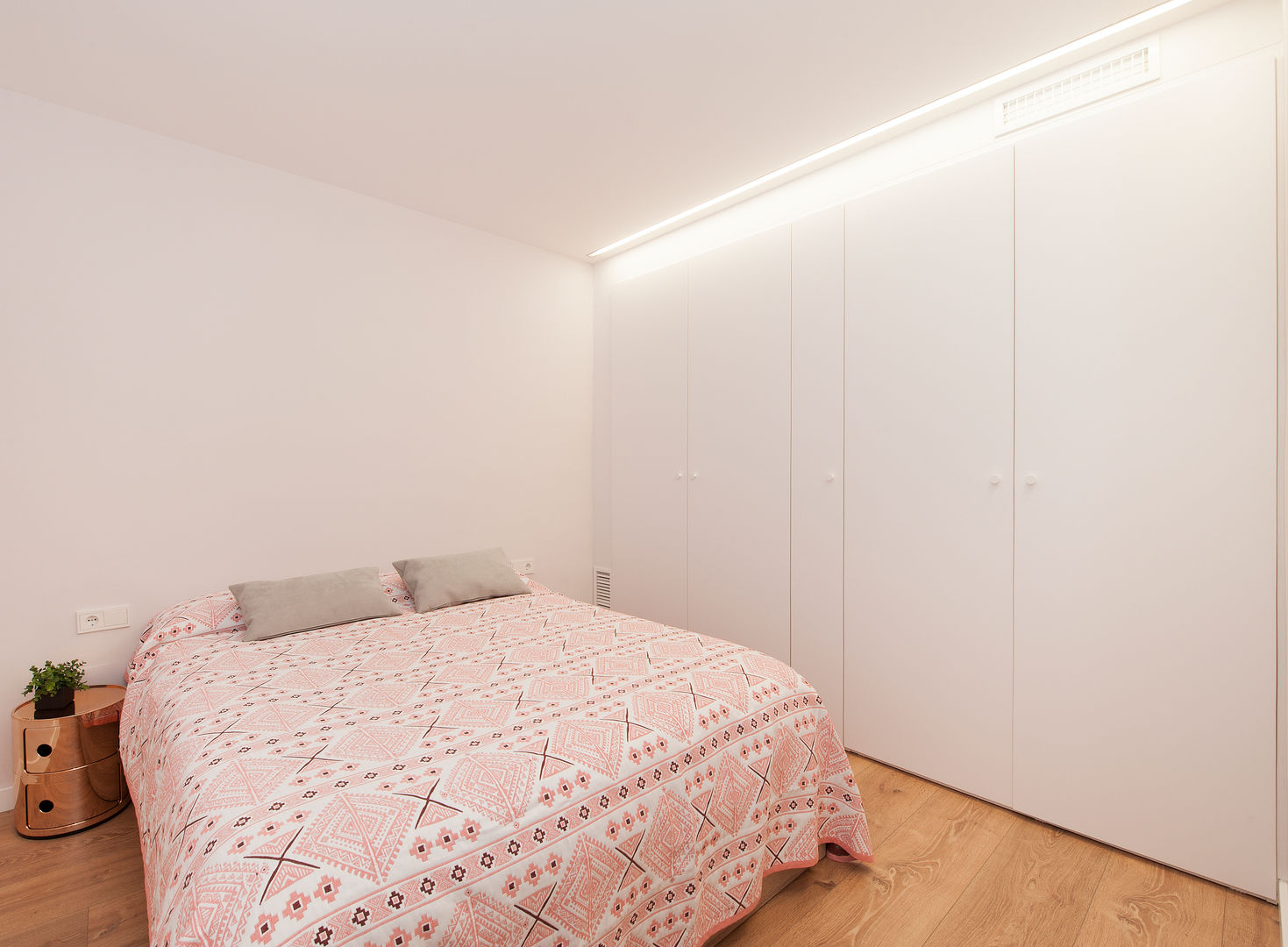 Restaurar la Armonía y el Equilibrio con el Feng Shui en este Apartamento en Barcelona, Cristina Jové Cristina Jové ห้องนอน เตียงนอนและหัวเตียง