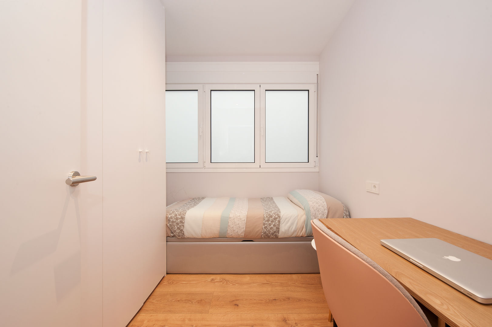 Restaurar la Armonía y el Equilibrio con el Feng Shui en este Apartamento en Barcelona, Cristina Jové Cristina Jové ห้องนอน เตียงนอนและหัวเตียง