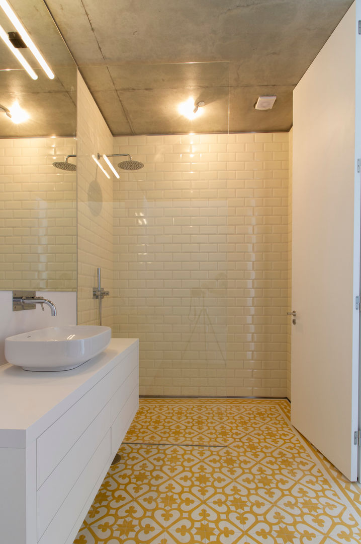 Casa Salir do Porto, Caldas da Rainha, Portugal, BRFARC BRFARC Salle de bain minimaliste Céramique