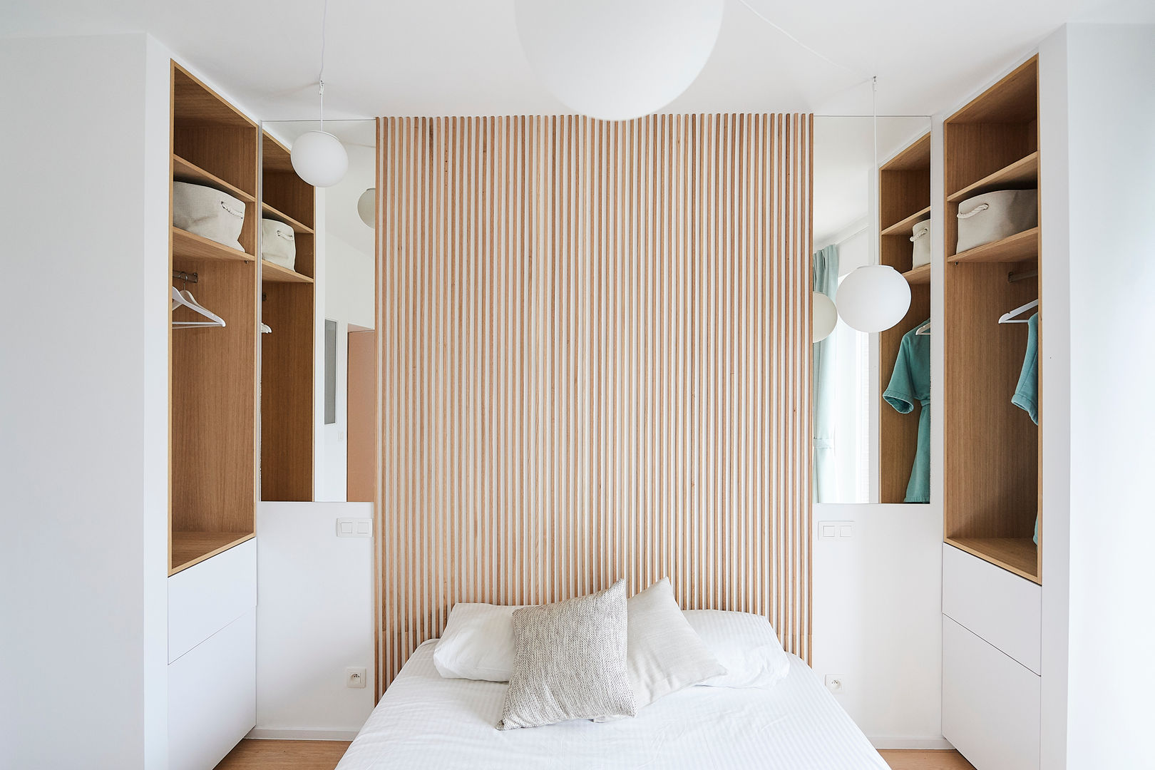 Chambre des invités avec sa salle de bain en suite justinside Chambre minimaliste Bois massif Multicolore chambre à coucher bureau meubles intégrés bois