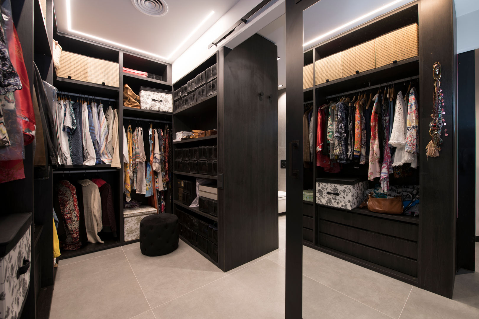 Vestidor con armarios abiertos Sincro Closets de estilo industrial