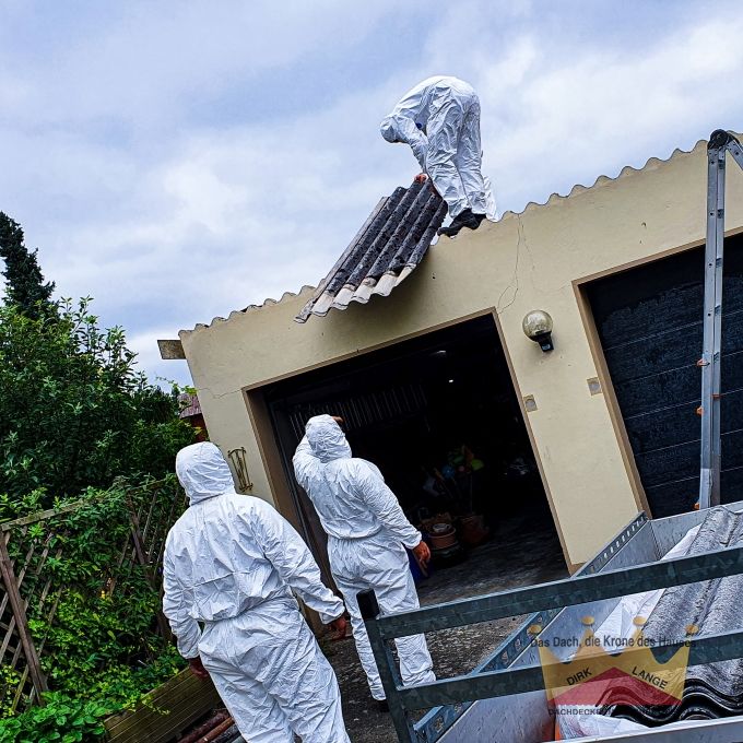 August 2020 | Asbestsanierung Garagendach in Oerlinghausen, Dachdeckermeisterbetrieb Dirk Lange Dachdeckermeisterbetrieb Dirk Lange Double Garage