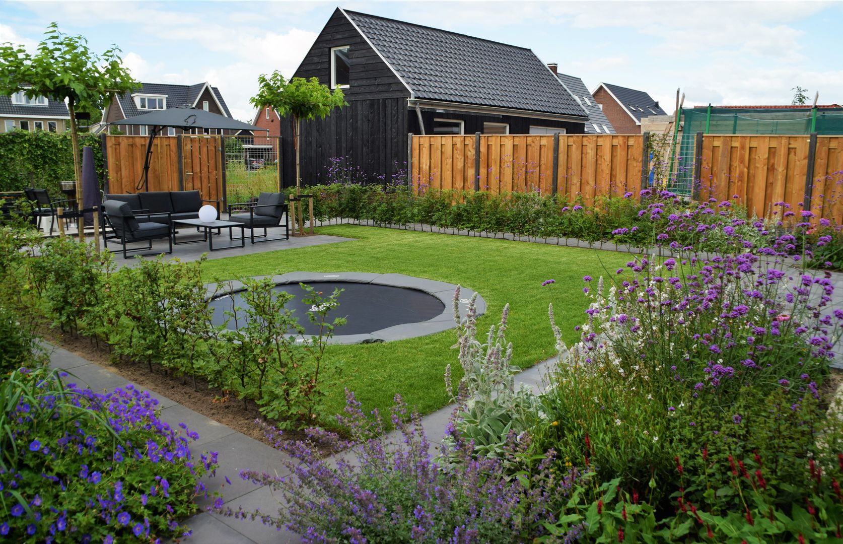 Moderne tuin met bij- en vlindervriendelijke beplanting, Dutch Quality Gardens, Mocking Hoveniers Dutch Quality Gardens, Mocking Hoveniers حديقة