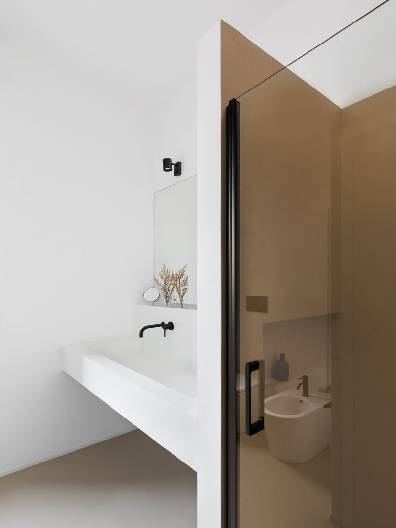 PARETE DOCCIA E LAVABO Cerra+Corbani Bagno minimalista bagno, bathroom, minimal, moderno, modern, color palette, bianco, white, avorio, ivory white, nero, black, box doccia, box shower, design, interior design, project