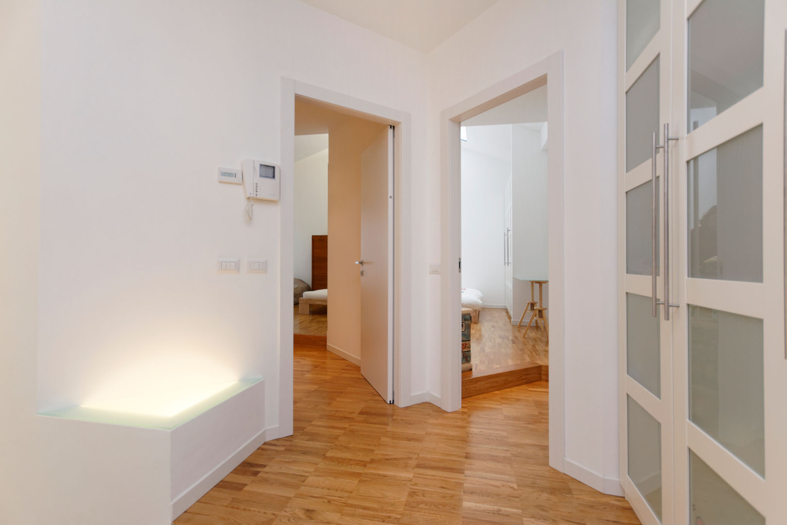 LOFT MILANESE: L'appartamento si sviluppa su due piani, ROBERTA DANISI architetto ROBERTA DANISI architetto Modern corridor, hallway & stairs لکڑی Wood effect