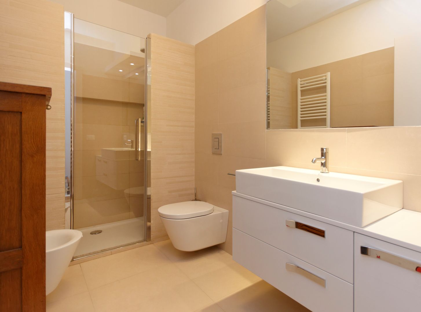 LOFT MILANESE: L'appartamento si sviluppa su due piani, ROBERTA DANISI architetto ROBERTA DANISI architetto Modern bathroom ٹائلیں