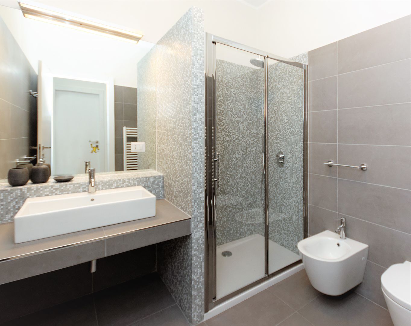 LOFT MILANESE: L'appartamento si sviluppa su due piani, ROBERTA DANISI architetto ROBERTA DANISI architetto Modern Bathroom Tiles