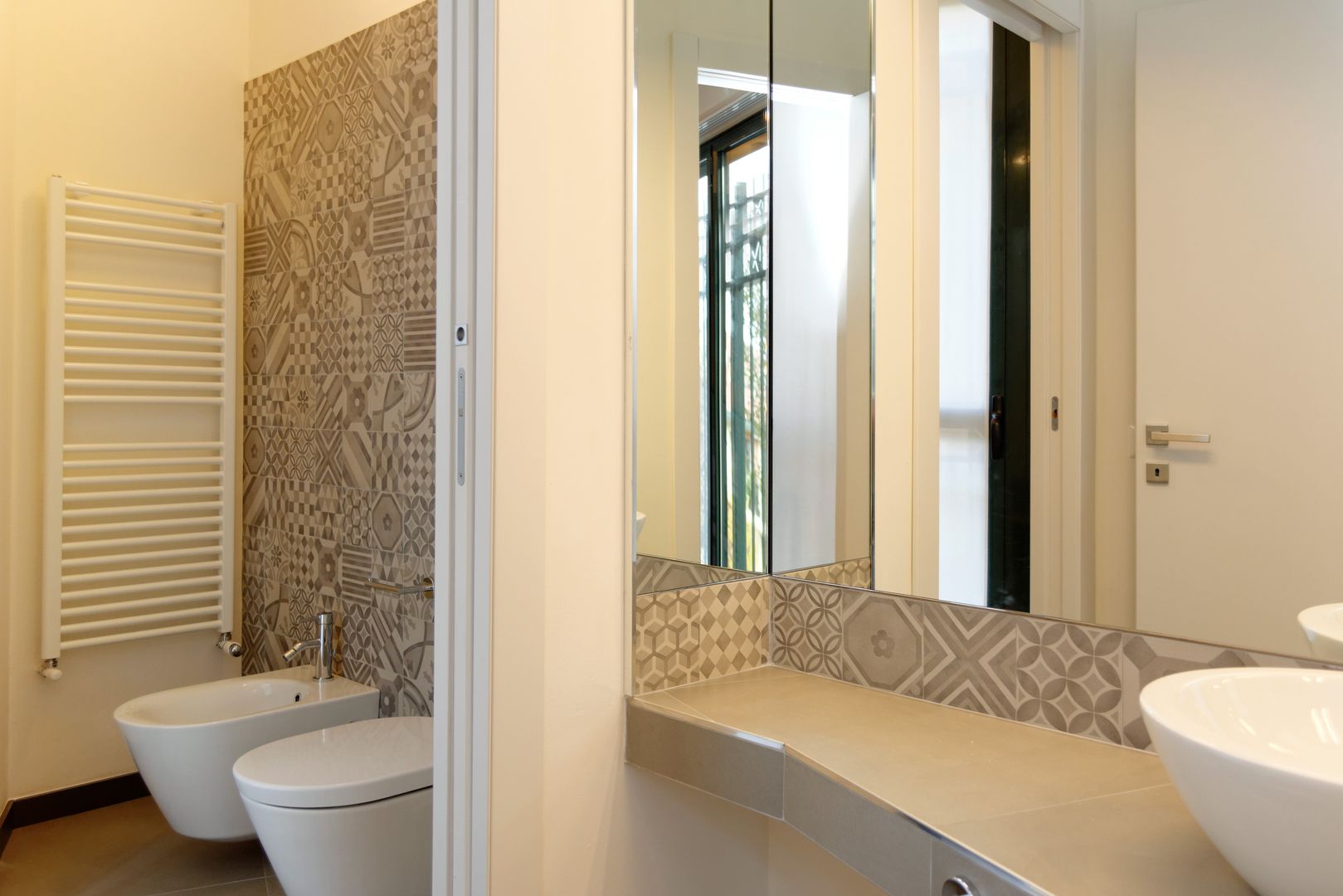 LOFT MILANESE: L'appartamento si sviluppa su due piani, ROBERTA DANISI architetto ROBERTA DANISI architetto Modern bathroom ٹائلیں