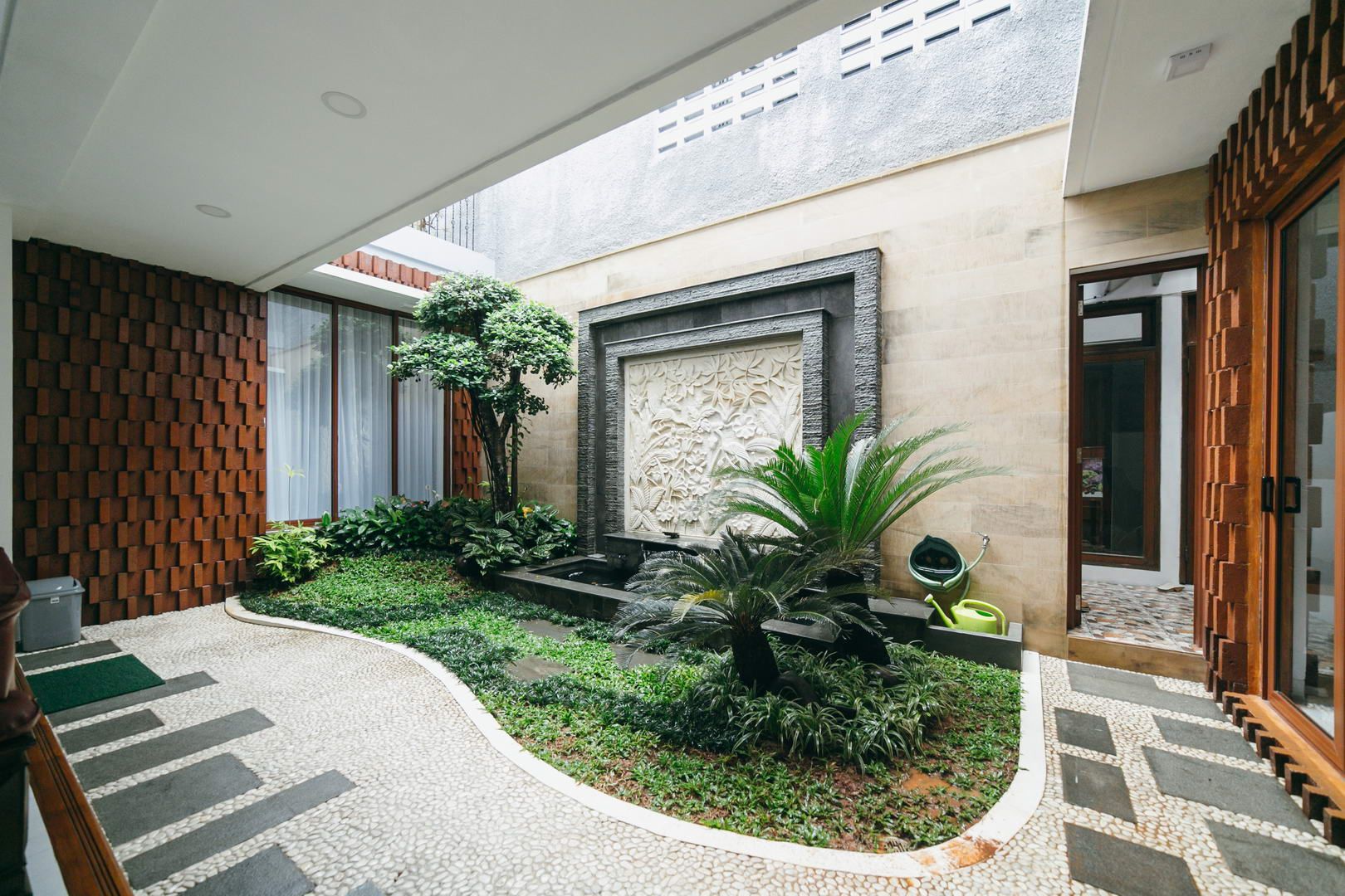 Project Renovasi Rumah 2 Lantai Style Tropical modern, Studio JAJ Studio JAJ Taman Tropis rumah tropis modern
