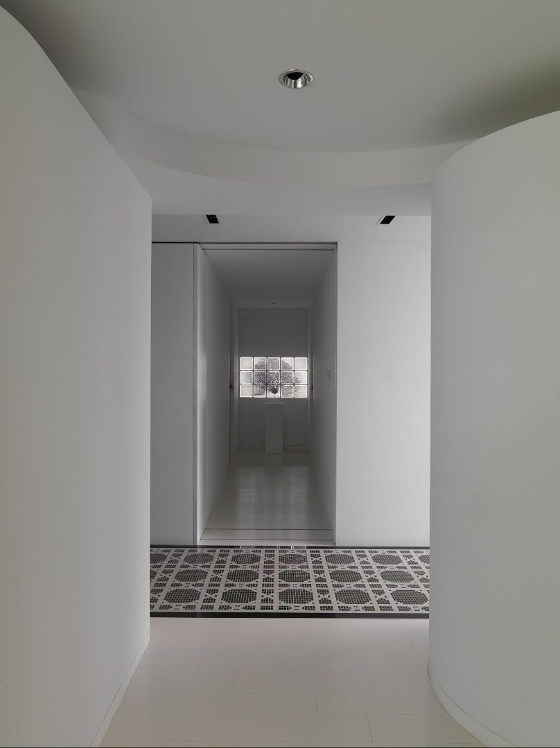 Deep White, 福研設計happystudio 福研設計happystudio Modern Corridor, Hallway and Staircase Tiles