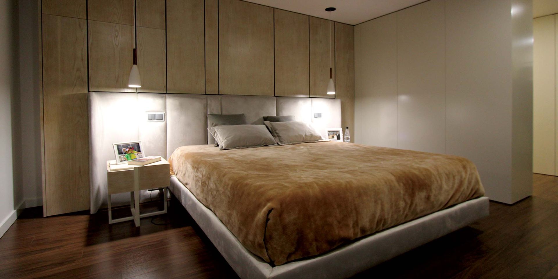 Um quarto de apartamento moderno com o estilo moderno de design de  interiores