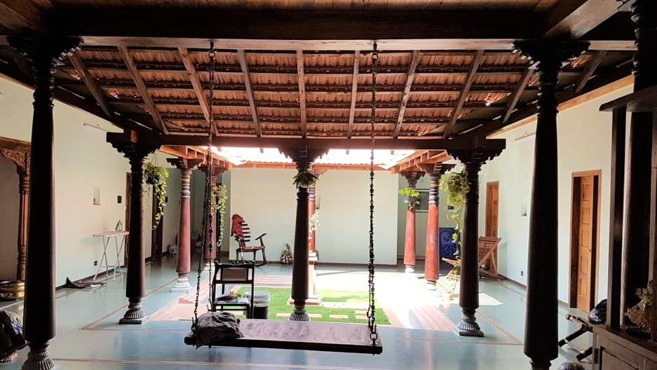 Wooden Swing In front of courtyard homify Asian style corridor, hallway & stairs