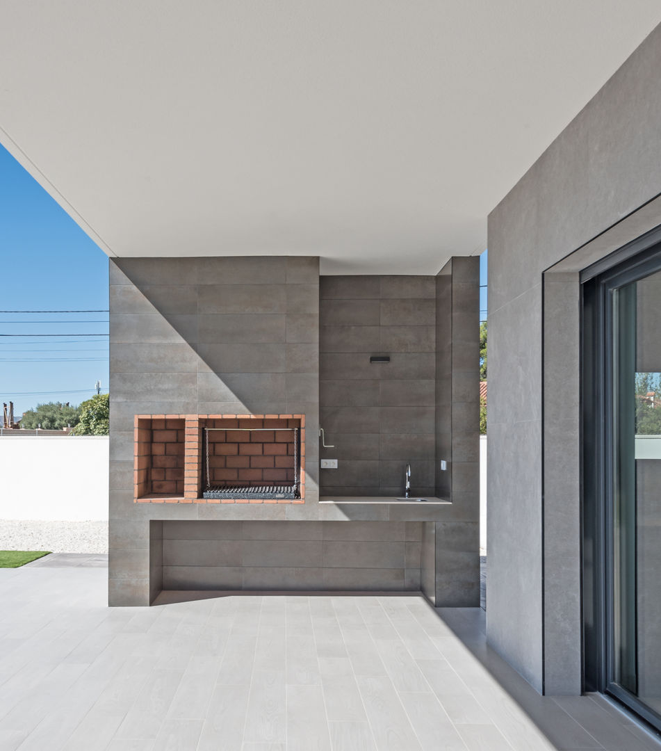 Vivienda con Piscina, Barbecue y Garage, NUÑO ARQUITECTURA NUÑO ARQUITECTURA モダンデザインの ダイニング セラミック