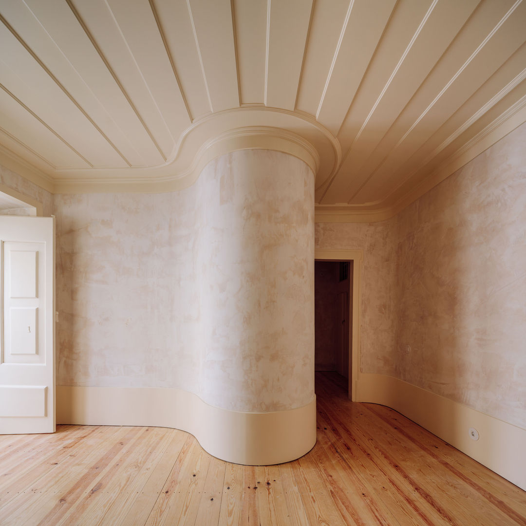 S Vicente Guesthouse II (2nd floor), CASCA CASCA Salas de estar minimalistas stucco wood ceiling shutters curves cylinder