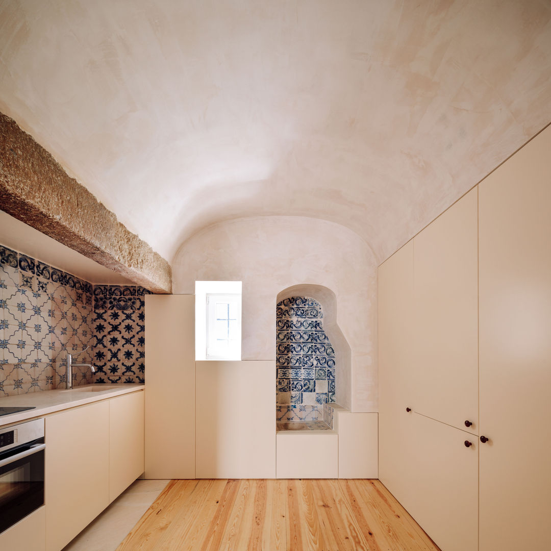S Vicente Guesthouse II (2nd floor), CASCA CASCA Small kitchens Tiles