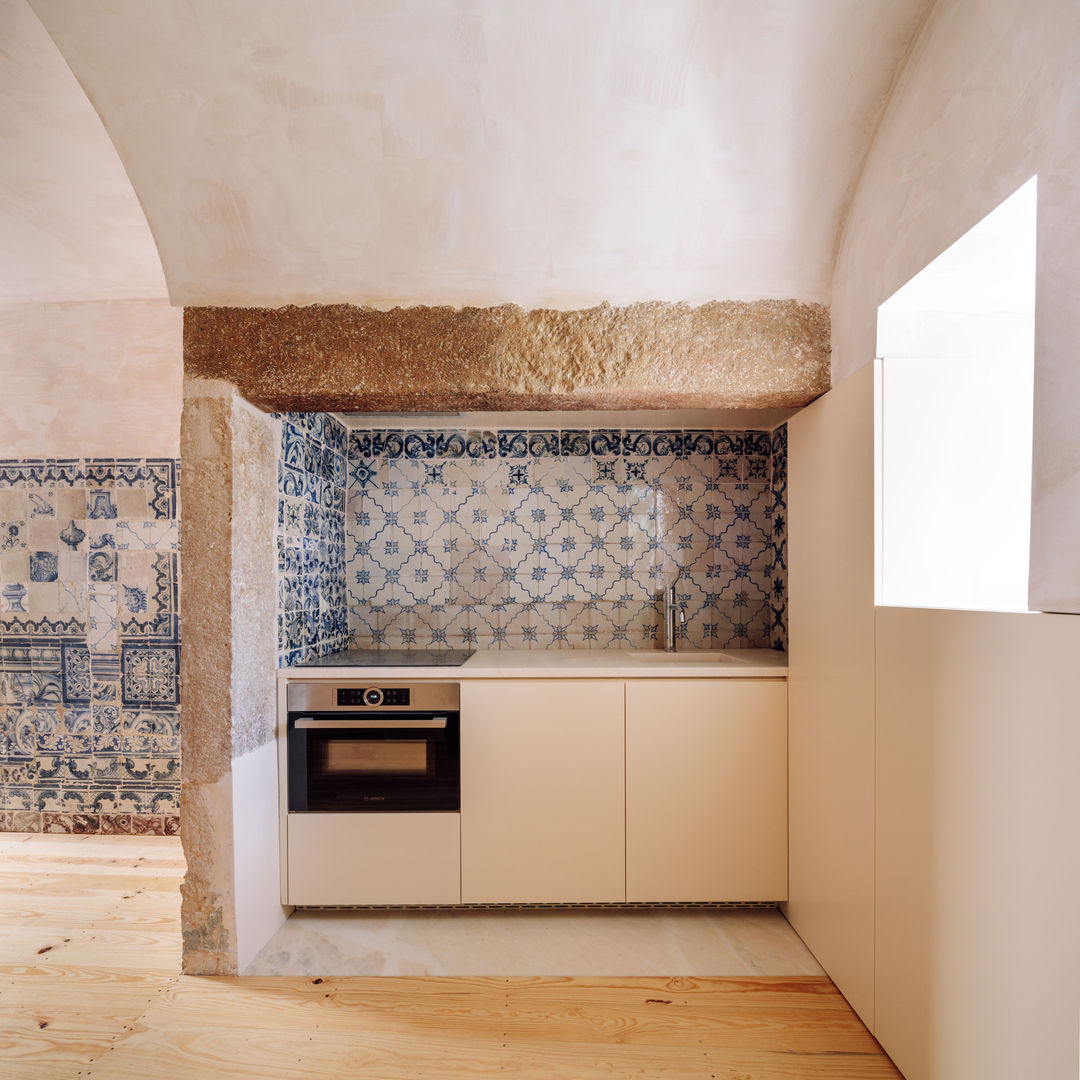 S Vicente Guesthouse II (2nd floor), CASCA CASCA Small kitchens Tiles