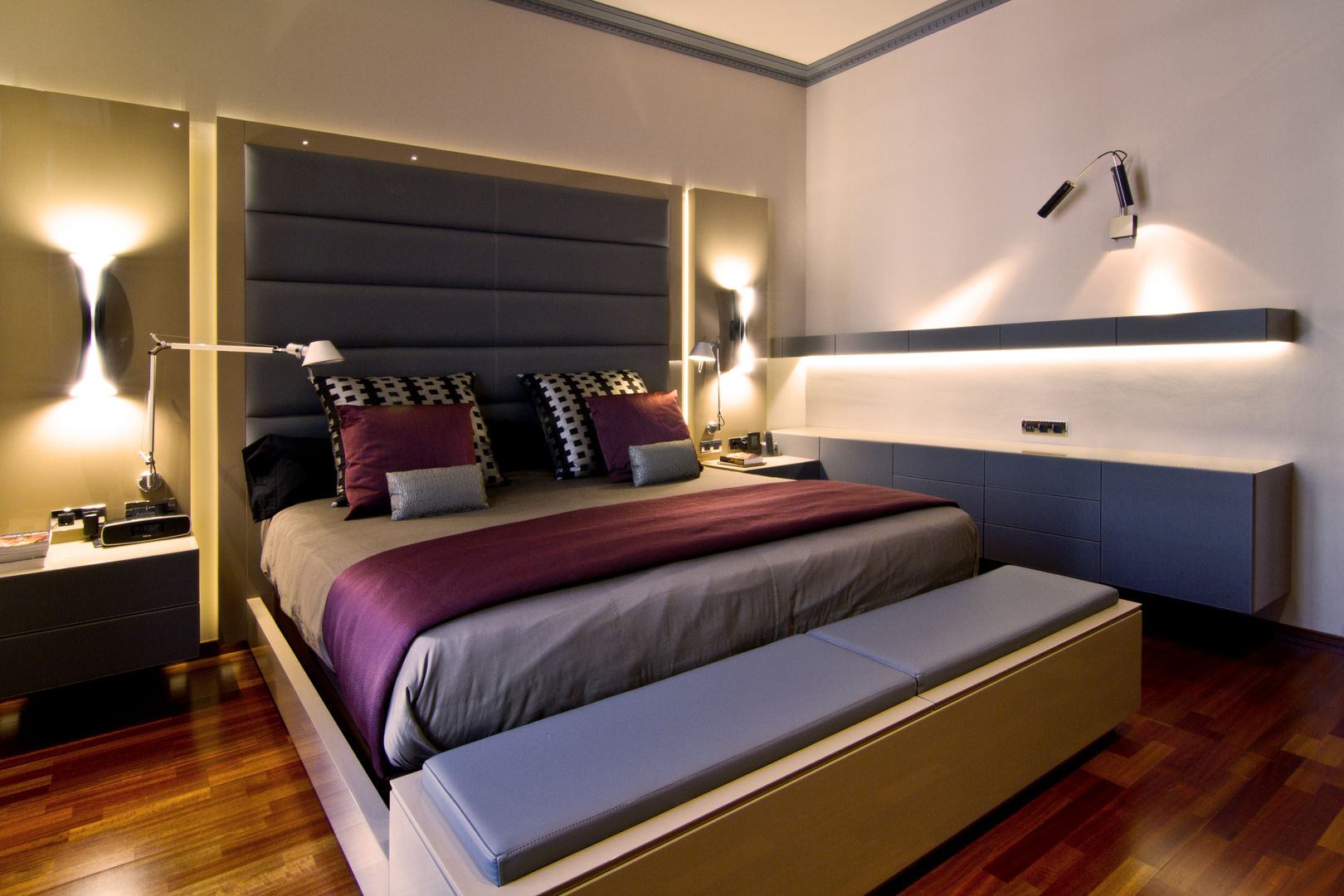 Vivienda de Estilo Neoclásico en la calle Caspe de Barcelona MANUEL TORRES DESIGN Dormitorios de estilo moderno