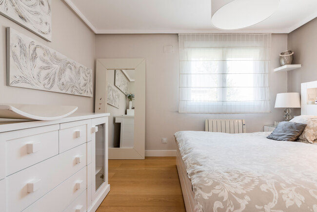 Reforma Integral de una Vivienda en Pozuelo de Alarcón, ARESAN PROYECTOS Y OBRAS SL ARESAN PROYECTOS Y OBRAS SL Modern style bedroom