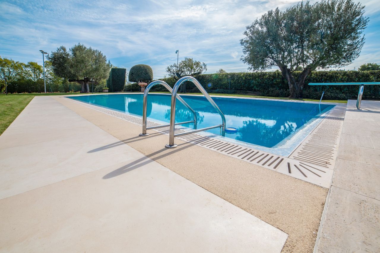 Progetto da esterno, Comes Comes Modern pool