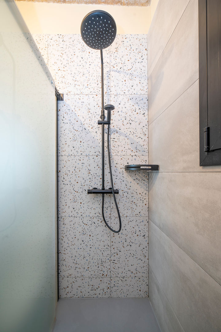 Cuarto de baño reformado en El Prat de Llobregat, Grupo Inventia Grupo Inventia Industrial style bathrooms Tiles